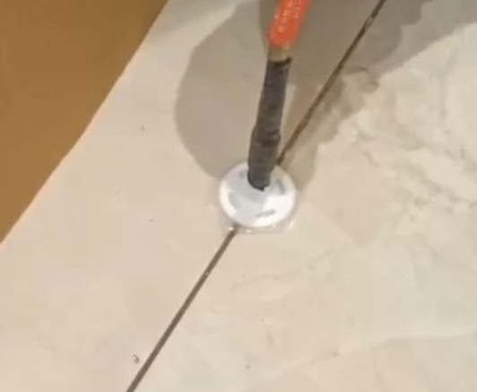 瓷砖空鼓维修公司专业解答瓷砖在铺贴过程中，如果没有涂抹均匀到位的粘结材料（如水泥砂浆或瓷砖胶），可能会导致以下问题
