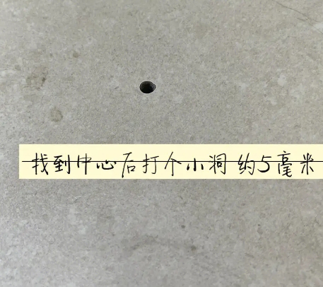 瓷砖空鼓维修公司专业解答在瓷砖铺贴过程中，如果砂料搅拌不均匀，将会带来以下问题