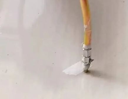 瓷砖空鼓维修公司专业解答在瓷砖铺贴过程中，如果使用的砂料过粗（如全部使用了粗砂），可能会导致以下问题